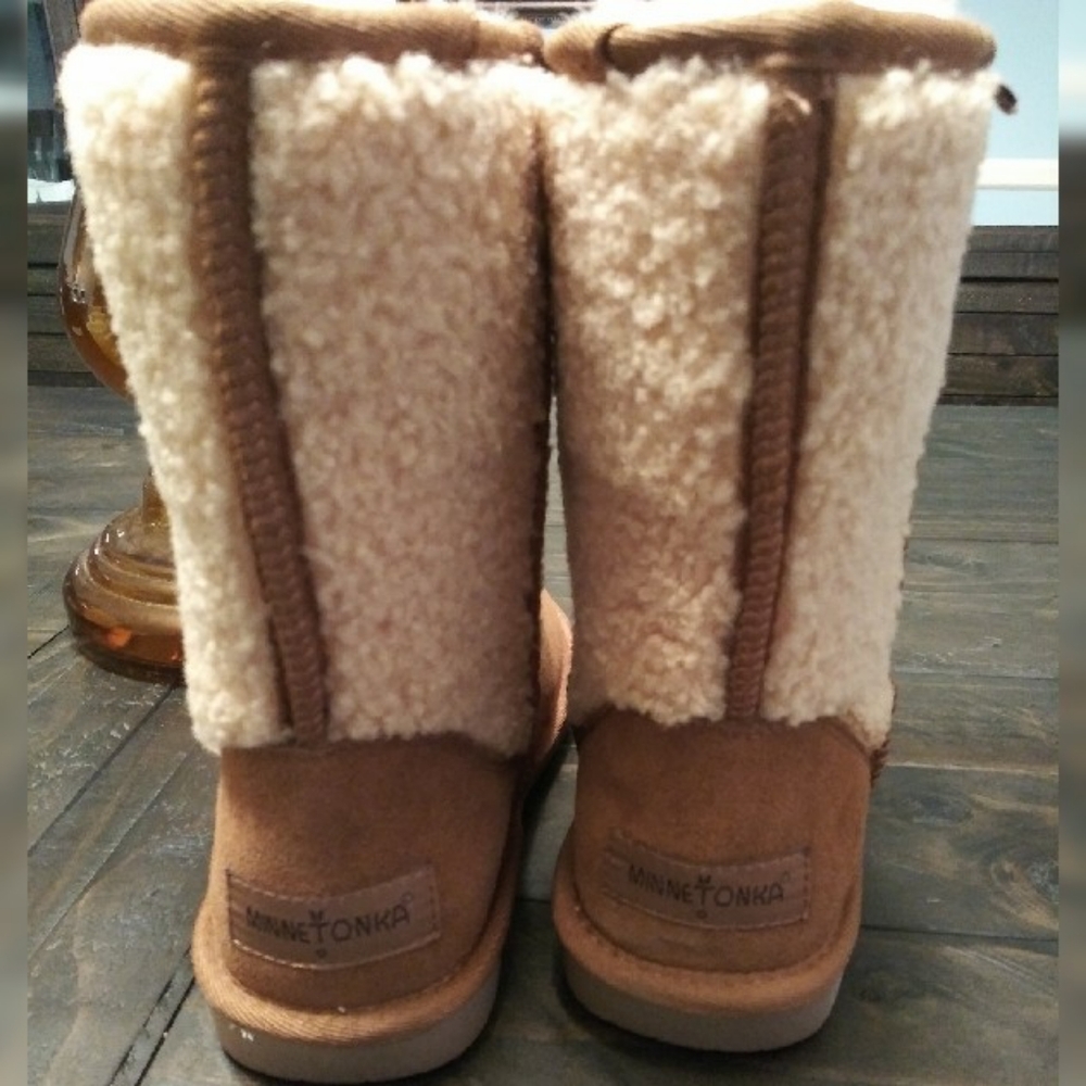 NWOT:MINNETONKA  Boot - Picture 2 of 8